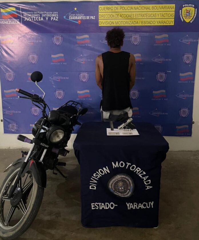 Le incautaron una moto y una psitola