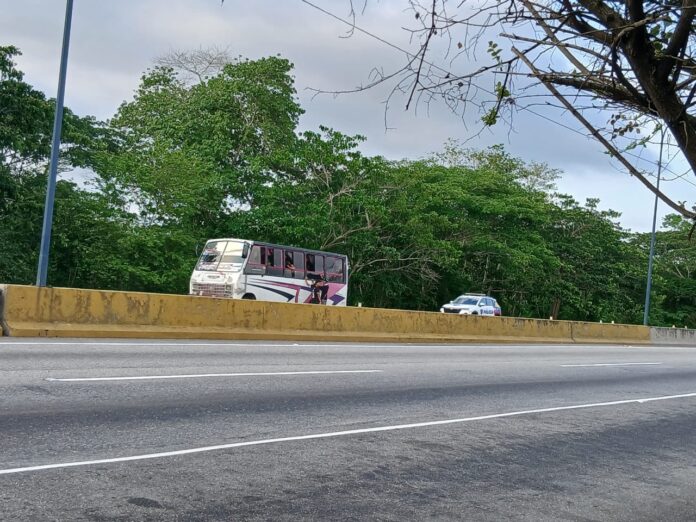 Los sujetos se ubican a orilla de la autopista para cometer sus fechorías