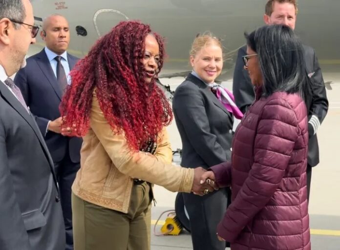 La presidenta encargada fue recibida por diplomáticos del Gobierno neerlandés