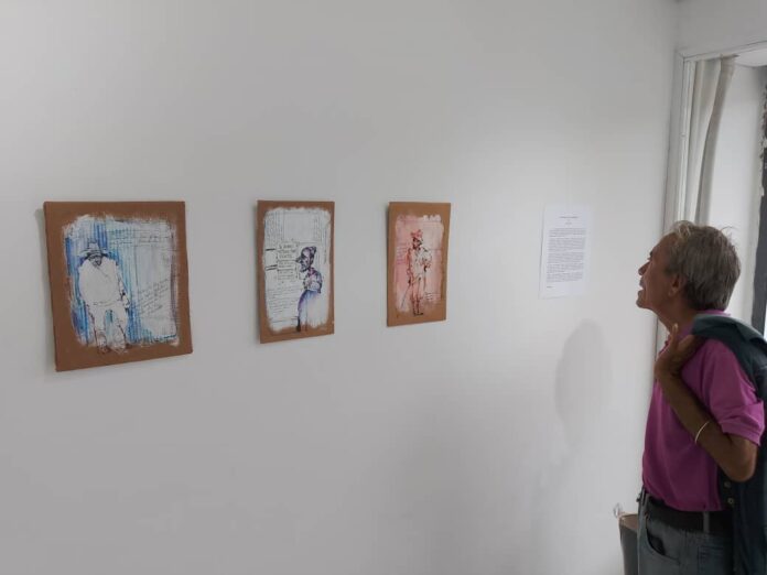 A través de esta propuesta, Parra rescata los códigos visuales de los antiguos avisos comerciales de prensa para articular una aguda sátira social.