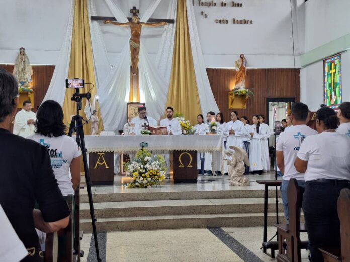 Monseñor Rubén Delgado Carmona, obispo de la Diócesis de San Felipe y el presbítero Cristofer Blunda, acompañaron a la feligresía de la parroquia Virgen del Valle.