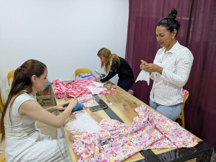 Luego de la entrega de estas prendas, quieren realizar ropa para dama y, en los paquetes, añadir toallas sanitarias y productos de higiene personal.