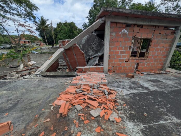 En el sector Matapalo de Cocorote se desplomaron dos anexos en construcción, que a su vez tapiaron carros, moto y electrodomésticos.