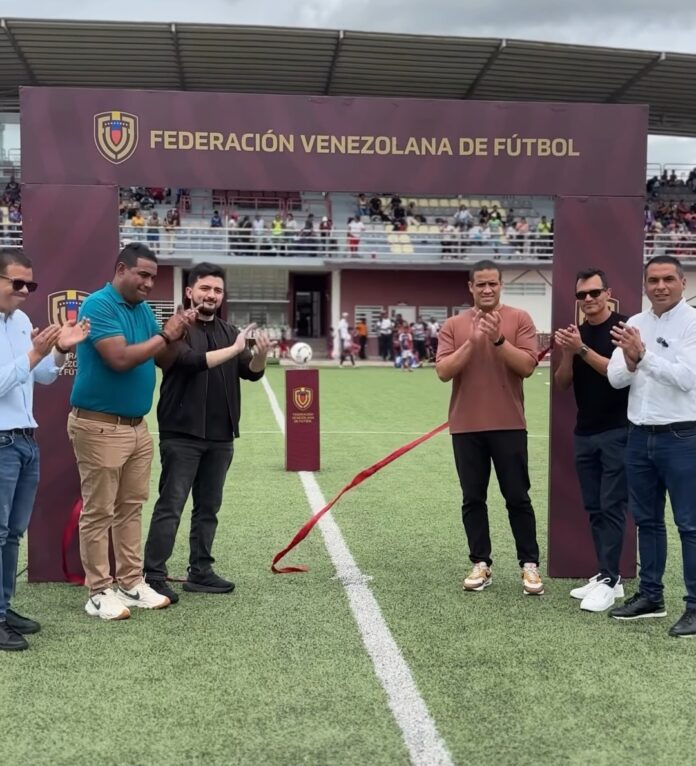 El acto contó con la presencia de David Quintanilla, secretario general de la FVF, Luis Giménez, director de desarrollo y competiciones de la FVF, Alexis Fuentes, presidente de la Asociación de Fútbol en el estado y Jesús Sierra, presidente del Instituto Regional del Deporte (Fundey)