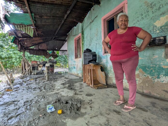 La mañana de este domingo, aún los vecinos estaban sacando sus cosas al sol, limpiando el barro e inspeccionando su siembra