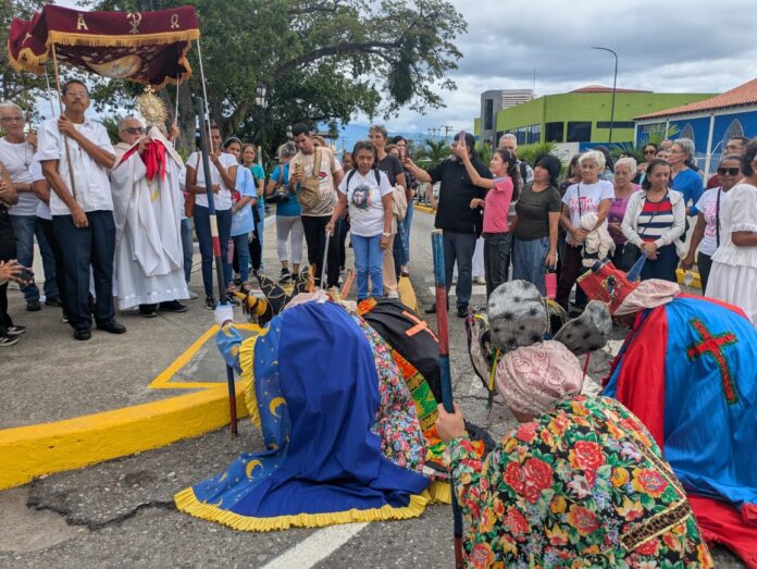 La procesión llegó hasta la Plaza Sucre donde realizaron el tradicional cruce en las cuatro esquinas.