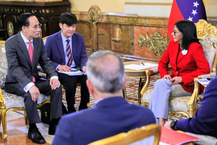 La presidenta encargada Delcy Rodríguez se reunió este martes con el ministro de Asuntos Exteriores de la República Socialista de Vietnam Le Hoai Trung