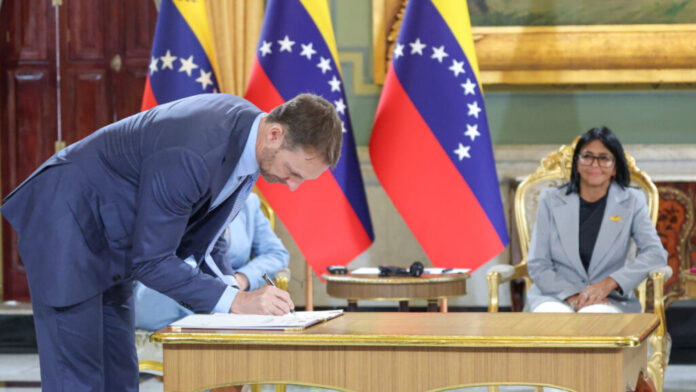 Tras la firma darán inicio a la Fase I de la explotación del campo