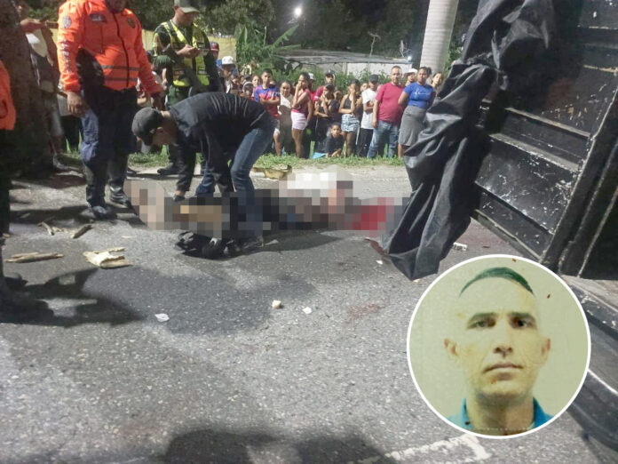 El sitio del suceso fue rodeado por curioso así como por funcionarios policiales y militares
