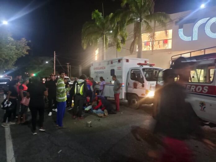 El sitio fue rodeado por curiosos y funcionarios policiales que hicieron las pesquisas