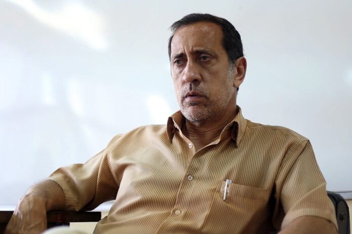 El economista exige transparencia en las condiciones y los contratos firmados, de manera que se garantice que “la inversión se tranformará en fluido eléctrico”