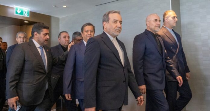 El ministro iraní Seyyed Abbas Araghchi encabezó la delegación persa que abandonó el diálogo