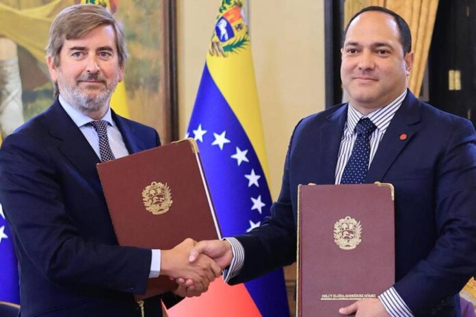 Josu Jon Imaz de Repsol y Héctor Obregón de PDVSA rubricaron sus firmas