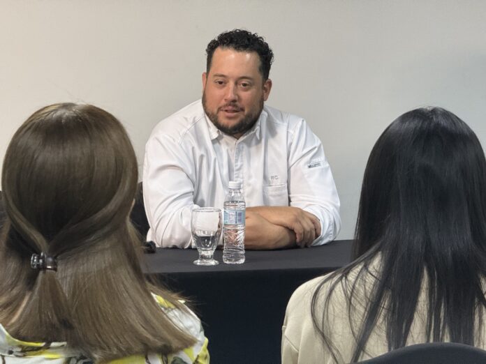 Ha sido el primer chef venezolano, en calidad de copropietario de un establecimiento independiente (el restaurante MONO en Hong Kong), en ser distinguido con una estrella por la prestigiosa Guía Michelin