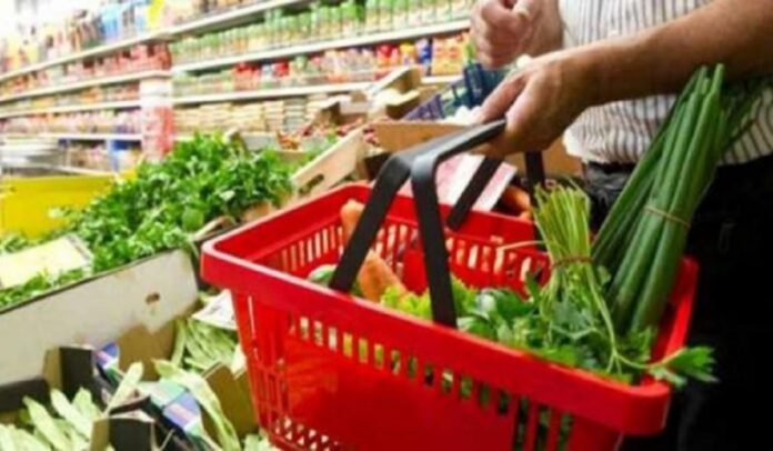 Una familia necesitó 42,15 dólares más el mes pasado para comprar alimentos en comparación con abril