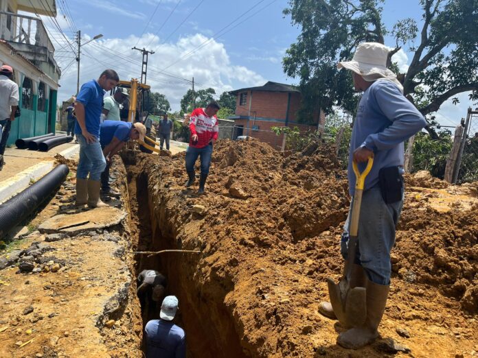 ‎La primera autoridad de Monge verificó que la tubería enviada por el gobernador Leonardo Intoci a Barrio Nuevo está siendo colocada sin contratiempos