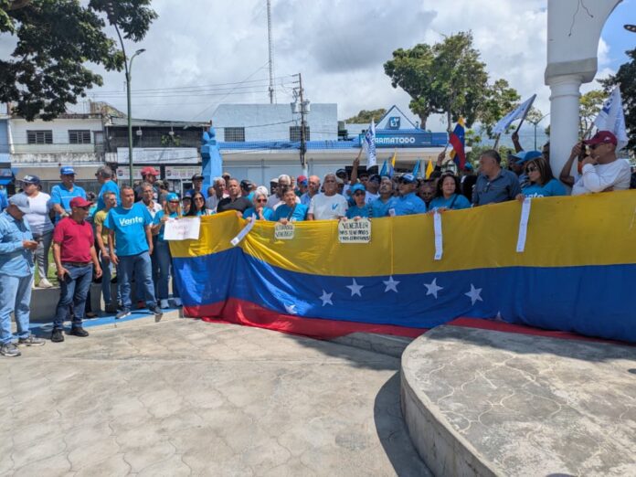 En el caso de San Felipe, fue desarrollada en la Plaza Don Teófilo Domínguez, donde también asistieron algunos dirigentes de la Plataforma Unitaria Democrática (PUD)