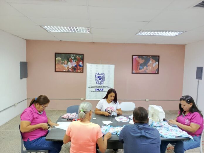 Con apoyo de la Alcaldía están elaborando ropa íntima y cobijas para niños, con el propósito de brindar esa mano amiga