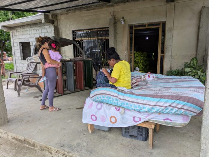 Los vecinos que tienen sus casas afectadas o agrietadas se mantienen con los colchones durmiendo en las calles