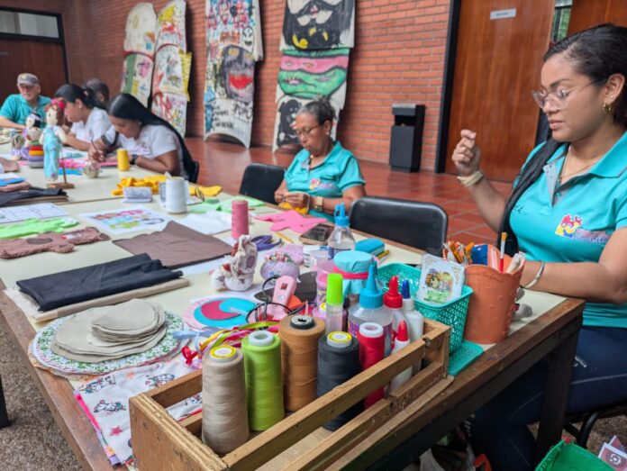 La actividad, la cual se extenderá hasta el viernes 10, consiste en la elaboración de juguetes artesanales, esto por parte de cultores y cualquier otra persona que desee colaborar.
