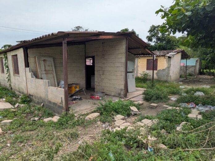 Algunos vecinos sostienen que a cuatro semanas del desastre aún no reciben soluciones concretas por parte del Estado, otros afirman que están a la espera de los materiales prometidos y hay quienes señalan que lo entregado es insuficiente.