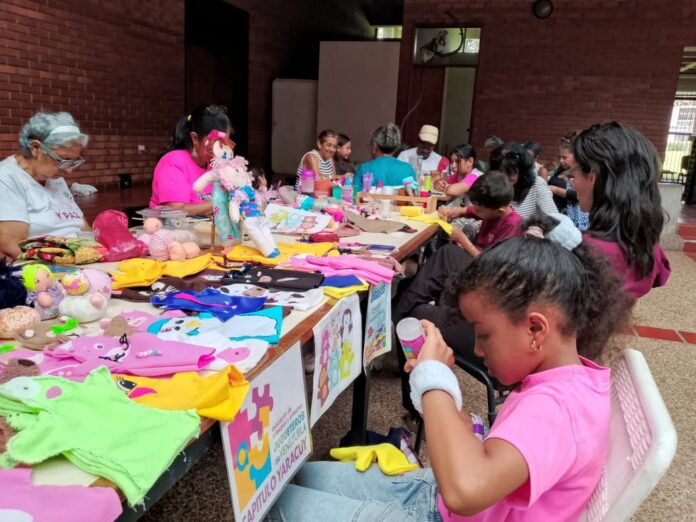 En la actividad participaron más de 70 voluntarios, muchos de ellos de la Asociación de Artesanos Jugueteros, quienes se sumaron a esta noble causa.