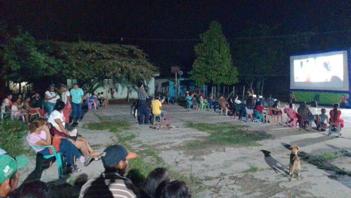 La actividad consiste en la proyección de películas, principalmente clásicos infantiles, en las diferentes comunidades donde sufrieron los embates del movimiento telúrico.