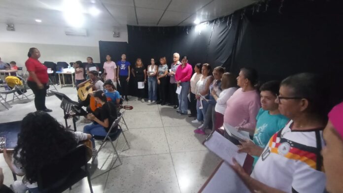 La directora de la institución, Lyle Rodríguez, destacó que la presentación concebida por el cuerpo docente busca ofrecer un espacio de acompañamiento emocional para la ciudadanía.