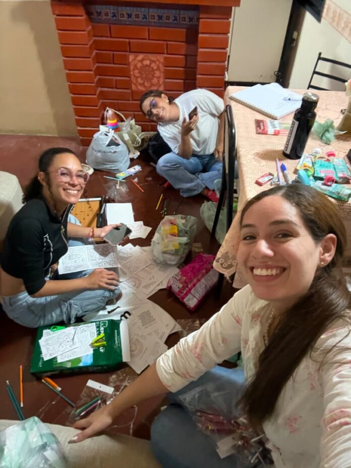 Esta idea la llevan las psicólogas Antonella Serrano y Gerelen Véliz, además de las fonoaudiólogas Nathaly Hernández y Angélica Martínez.