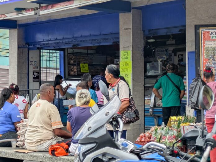 Este problema afecta la dinámica diaria de cualquiera, ya que la cotización del BCV es la que marca los precios a la hora de pagar alimentos, medicinas y servicios esenciales.