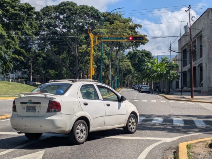A esta realidad hay que agregarle el comportamiento de los conductores, ya que en los puntos donde los semáforos sí funcionan correctamente, es habitual ver cómo muchos ignoran la luz roja