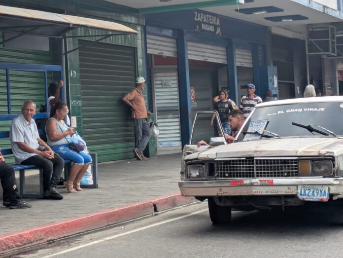 Los pasajeros están molestos por esta situación; señalan que la Gaceta Oficial se ha convertido solo en un adorno.