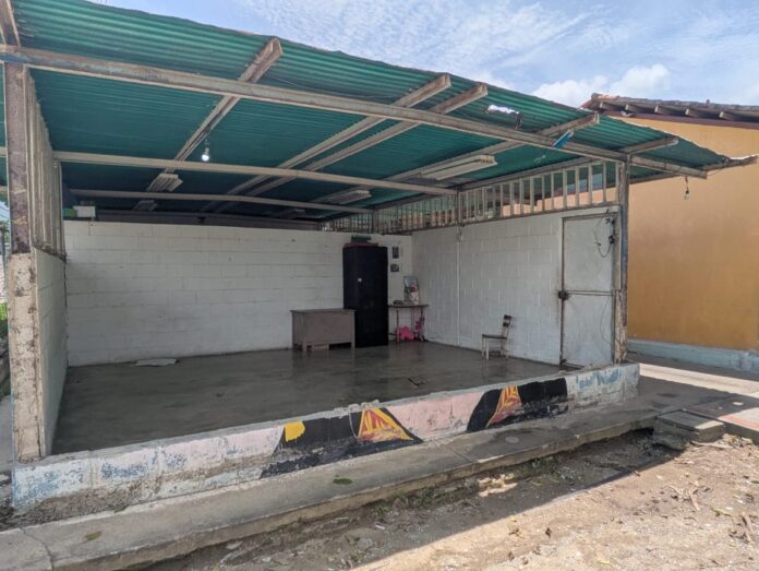 La escuela ubicada en El Corozo, municipio San Felipe, sufrió daños; la pared de uno de sus salones se cayó.