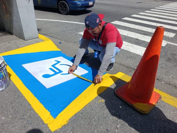 Están ubicadas a lo largo de la Avenida Libertador, una de las principales arterias viales de la ciudad.