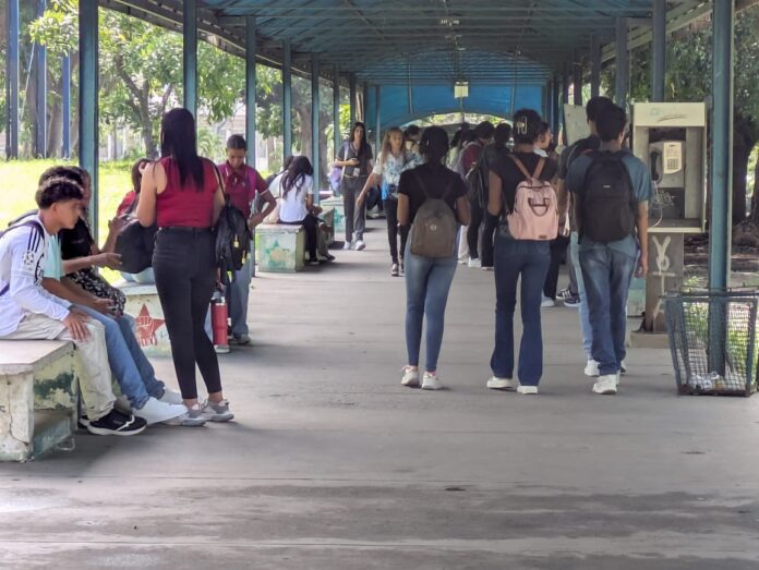 Tanto estudiantes como autoridades académicas se han reunido para abordar esta situación; los rectores sostienen que, mientras esperan la respuesta, han ido avanzando en la organización del acto, pero los estudiantes afirman que la larga espera afecta el ejercicio de sus carreras.