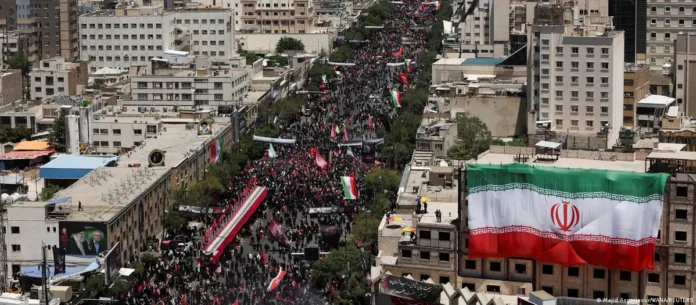 Las calles de Mashhad llenas en el día del entierro del ayatolá Alí Jamenei