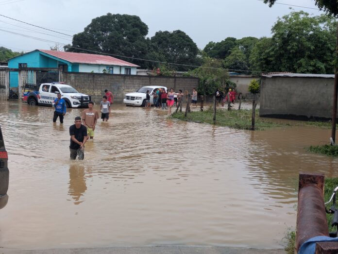 El agua anegó varias calles de las zonas