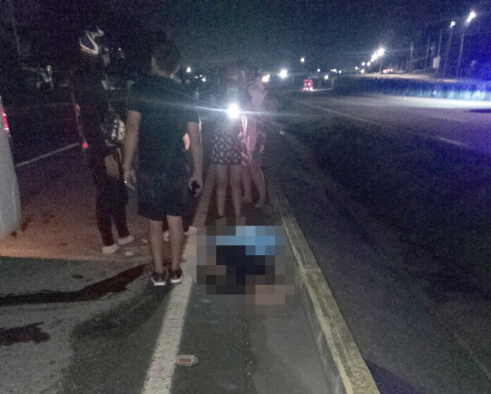 El cuerpo de la joven quedó tendido a orillas de la vía, a donde curiosos y familiares llegaron