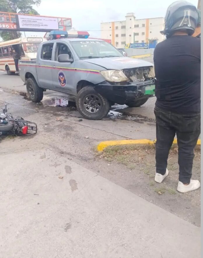 El policía conducía un vehículo oficial