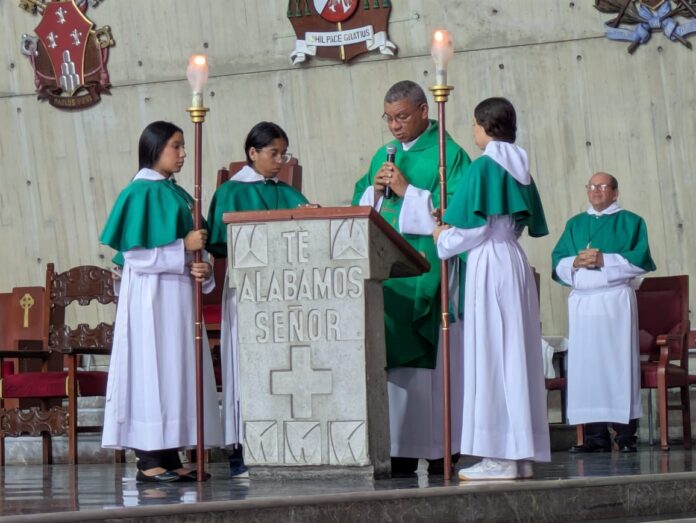 Dijo que la palabra llama a alegrarnos y a amar a Dios, ya que esto nos permite vivir en paz con nosotros mismos y nuestro entorno.