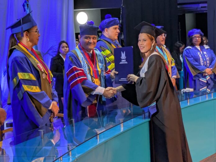 Durante el primer acto entregaron títulos de licenciados en: Ciencia y Cultura de la Alimentación, Ciencias del Deporte, Turismo (mención Alojamiento y Gastronomía), además de Técnico Superior Universitario (TSU) en Turismo