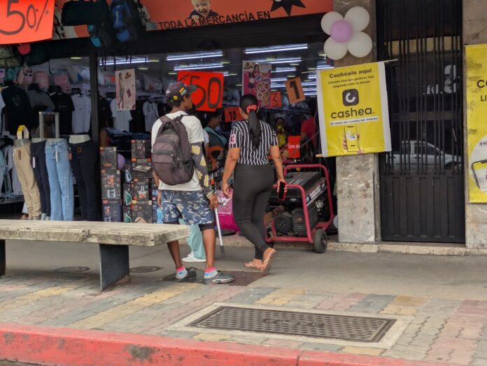 Algunos dueños de comercios señalan que, a pesar de cancelar facturas con tarifas elevadas ante Corpoelec, deben lidiar constantemente con la inestabilidad del servicio.