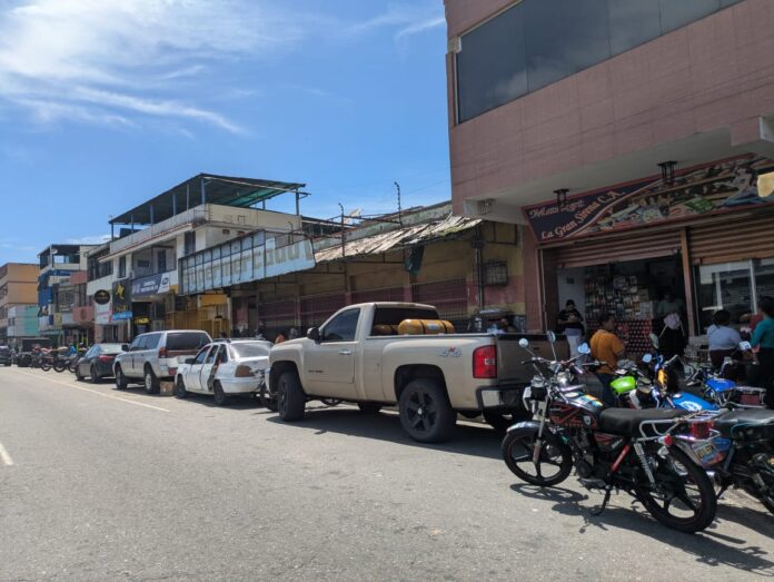 La cantidad de carros y, en especial, de motos, sobrepasa y limita el espacio público.