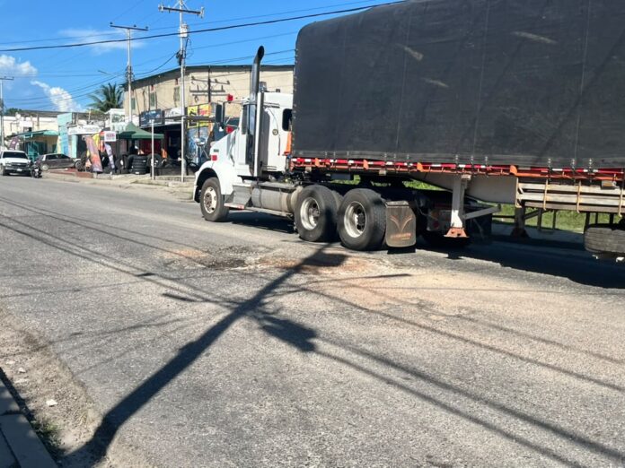 Los vecinos pidieron a las autoridades atender el deterioro de la vía y establecer controles para regular el paso del transporte pesado.