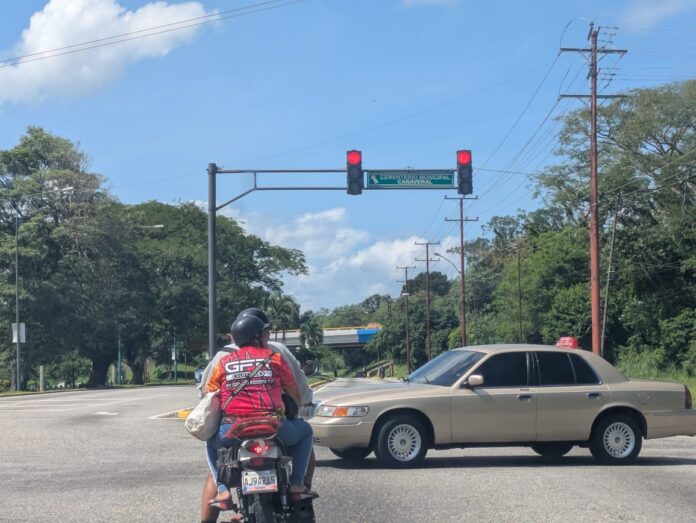 También señalaron que, pese al tiempo, no hay funcionarios de los cuerpos de seguridad controlando el tráfico, lo que pone en mayor riesgo a quienes transitan por la zona.