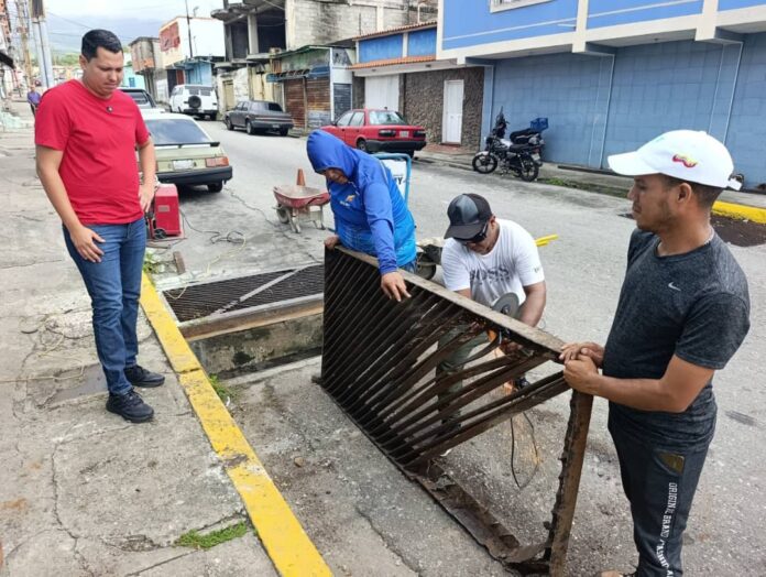Dichos trabajos comprenden la soldadura de las rejillas de cada alcantarilla, además de la limpieza de estos drenajes.