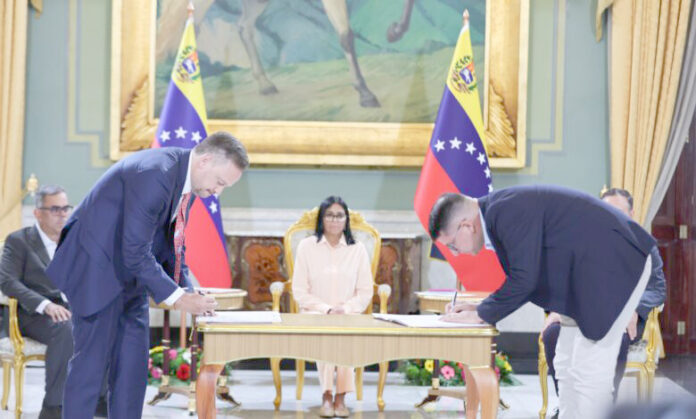 La presidenta encargada Delcy Rodríguez lideró la firma del contrato