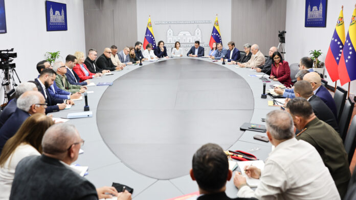Durante la sesión de trabajo abordaron la aplicación de las leyes aprobadas recientemente orientadas a la inversión y la actividad industrial