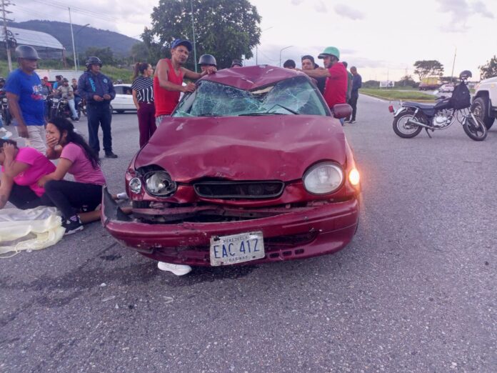 El conductor del vehículo Toyota Corolla impactó al motorizado la tarde de este sábado
