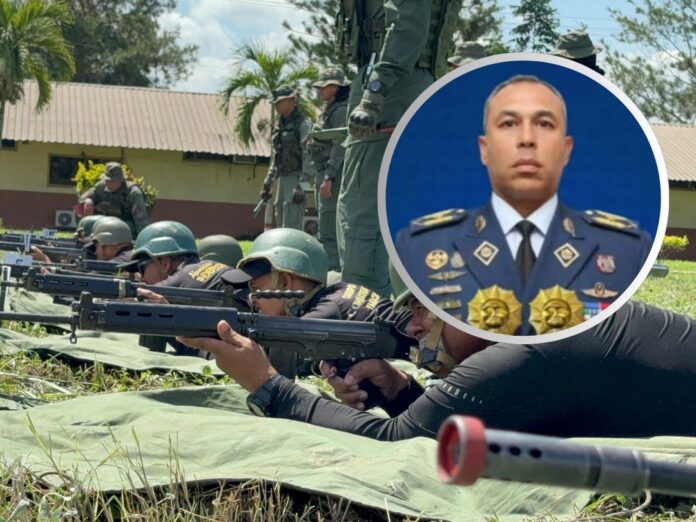 El nuevo comandante espera por el acto de transmisión de mando